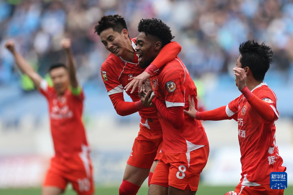 关于精彩的足球战，球员凭借实力战胜对手的信息