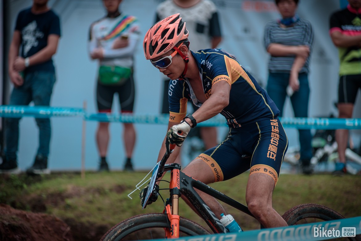 丹麦运动员摔跤赛中顺利晋级，表现出色的简单介绍