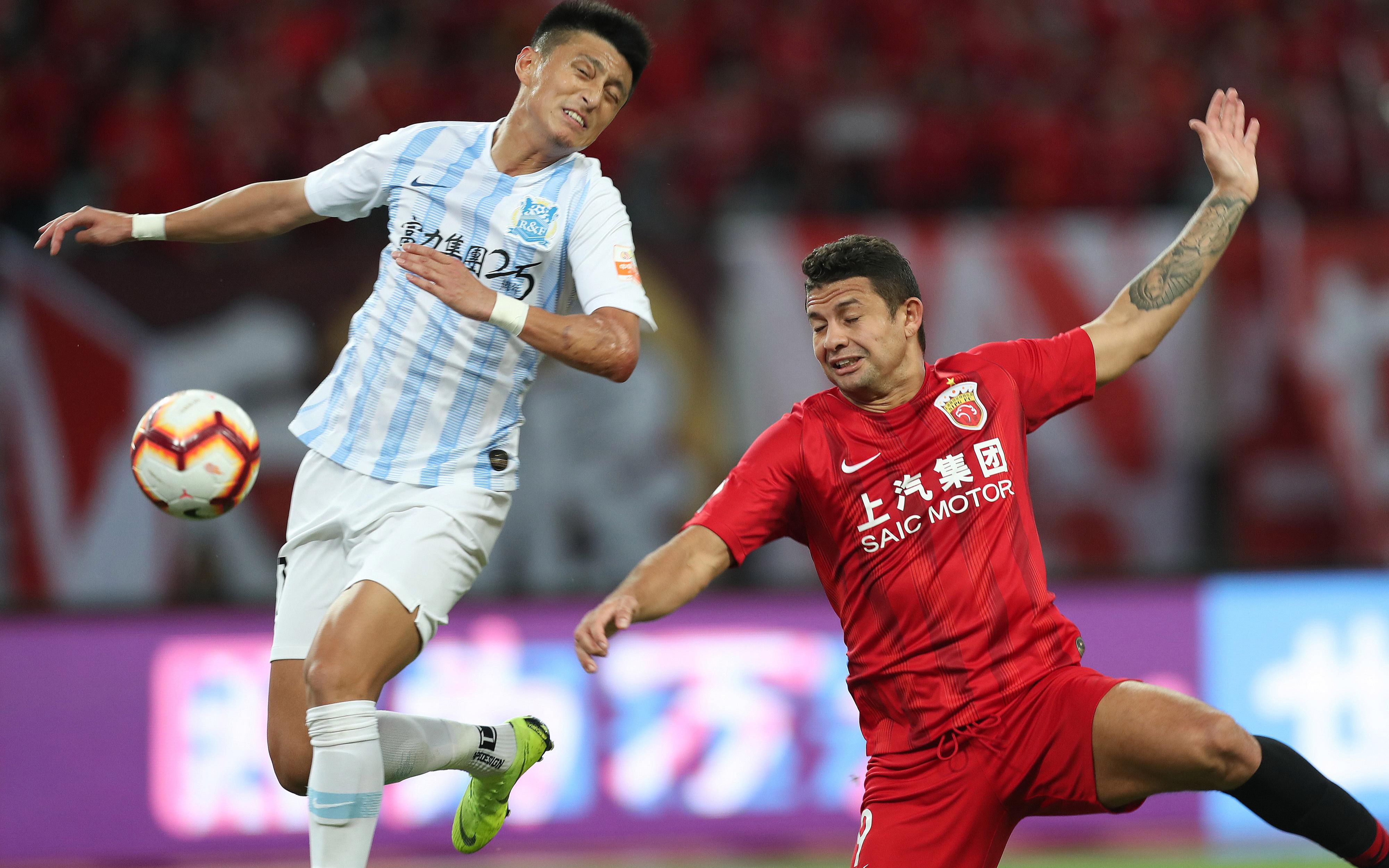 上港队员全力以赴，为球队取得胜利的简单介绍