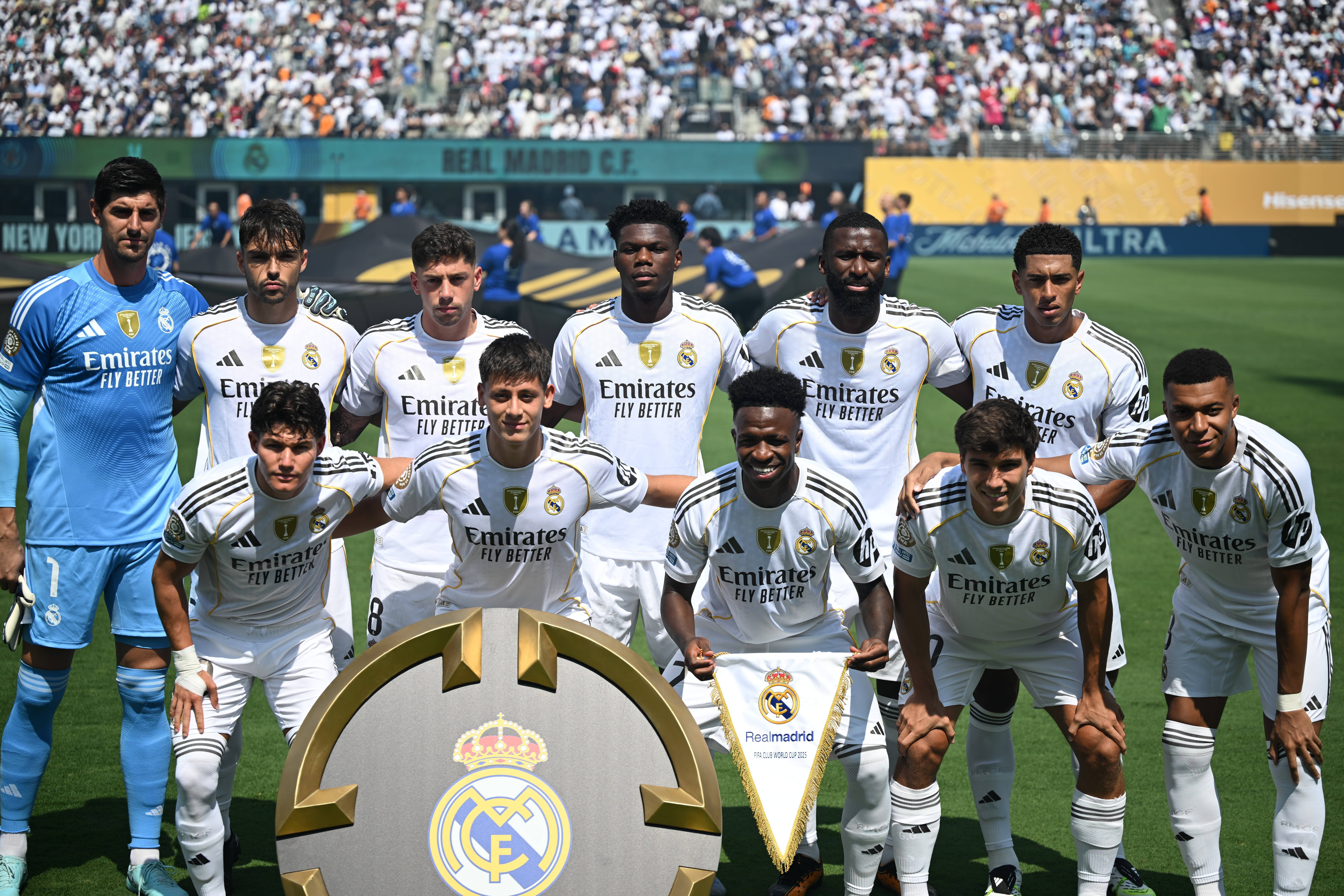 包含巴黎圣日耳曼大胜，晋级淘汰赛的词条