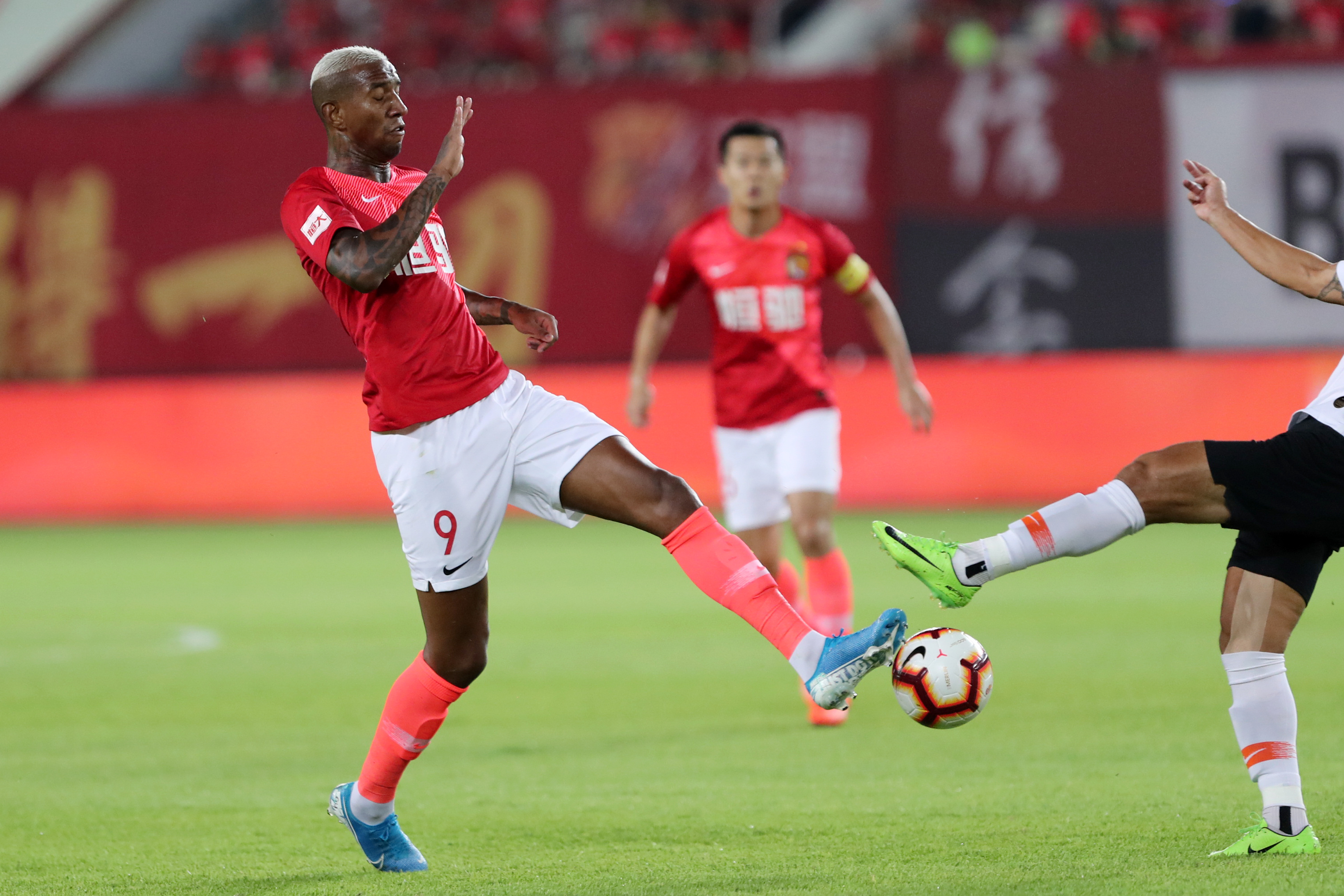 广州德比：恒大主场2-1富力，塔利斯卡破门的简单介绍